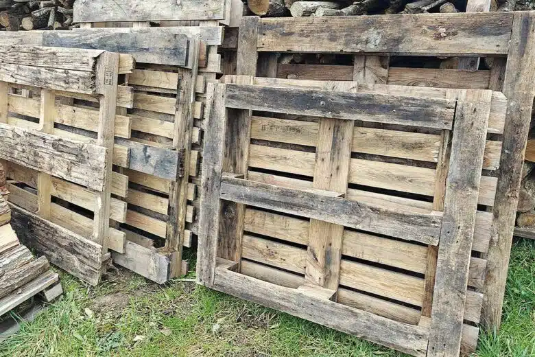 Des palettes de bois récupérées auprès d'entreprises.