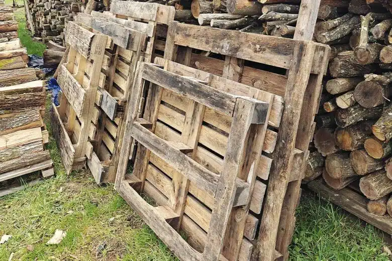 Des palettes stockées pour le chauffage.