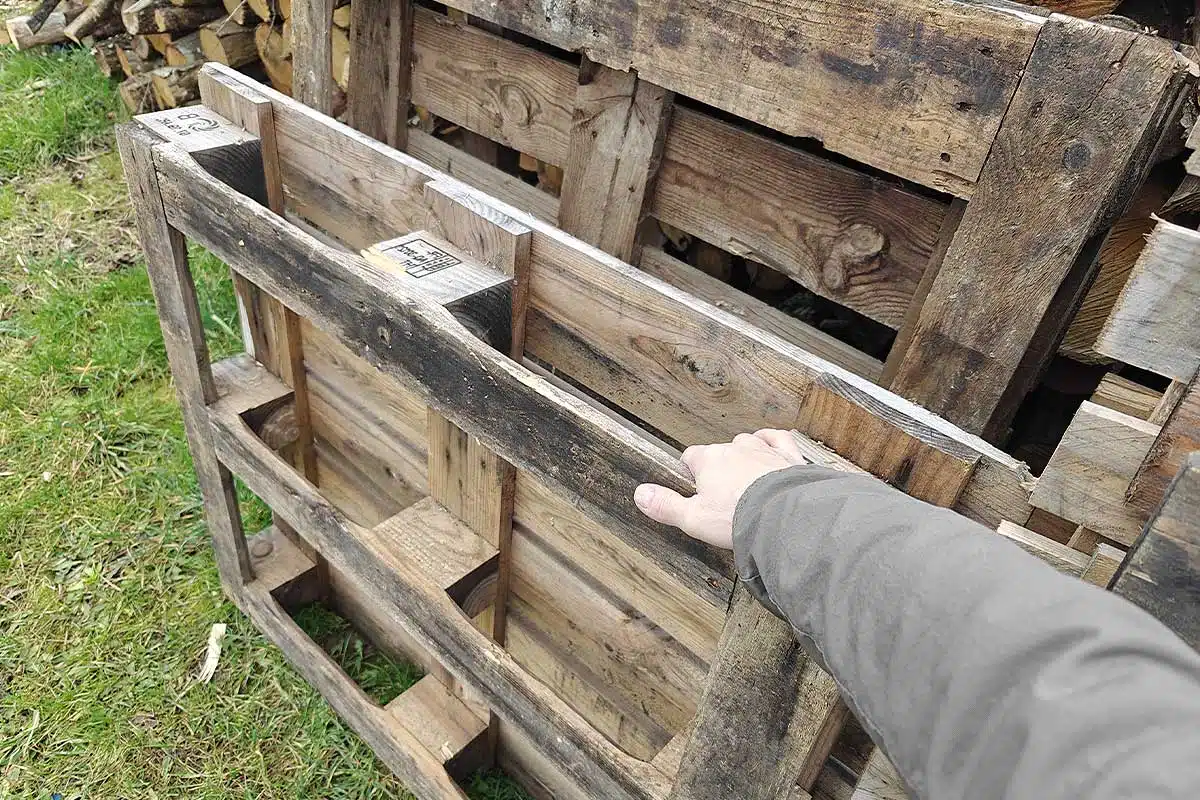 Un homme tient une palette.