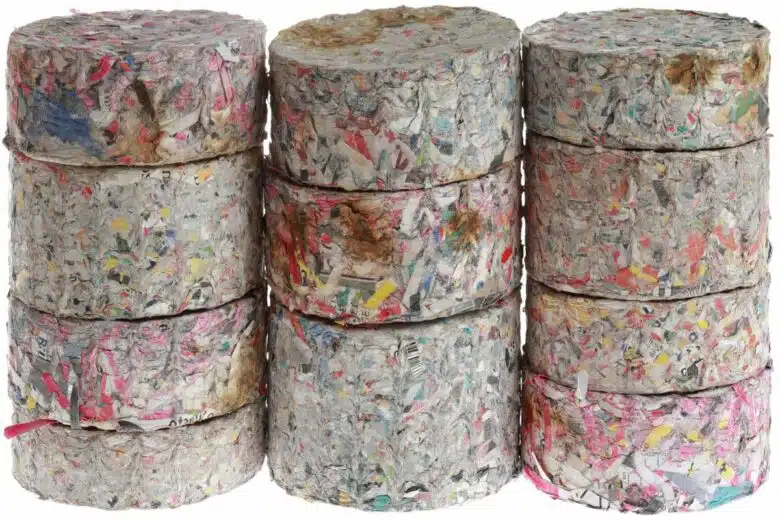 Des buches de papier cylindriques.