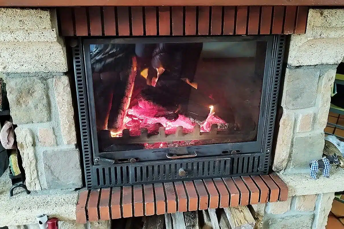 Un insert de cheminée pour le chauffage au bois.