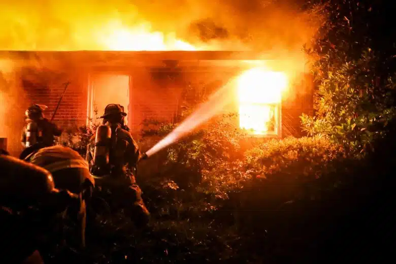 Des pompiers interviennent sur un incendie.