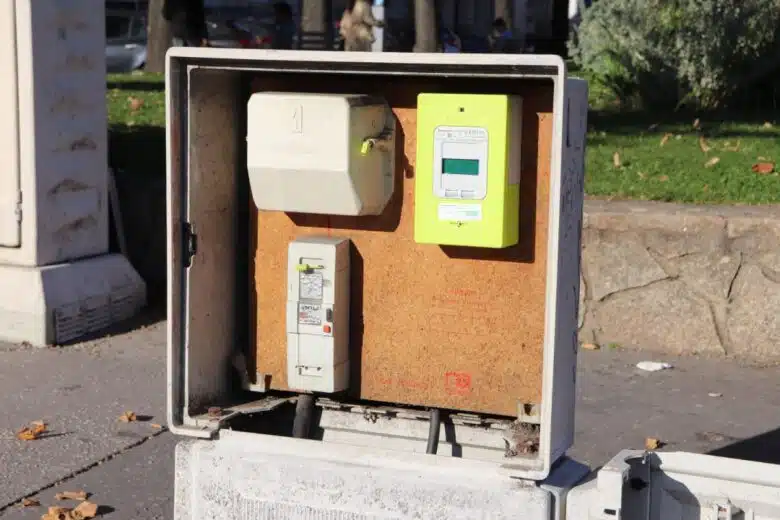 Un compteur Linky installé en extérieur.