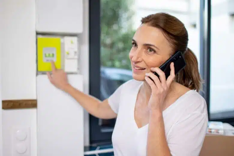 Une femme au téléphone pour régler son compteur Linky.