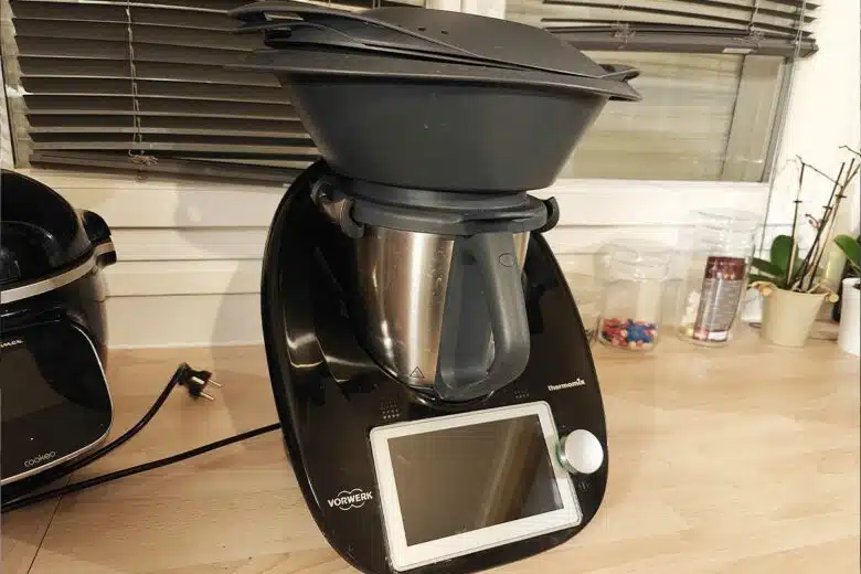 Un Thermomix sur le plan de travail.