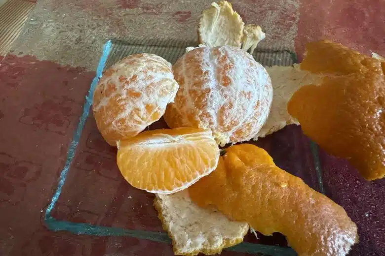 Une mandarine épluchée dans une assiette.