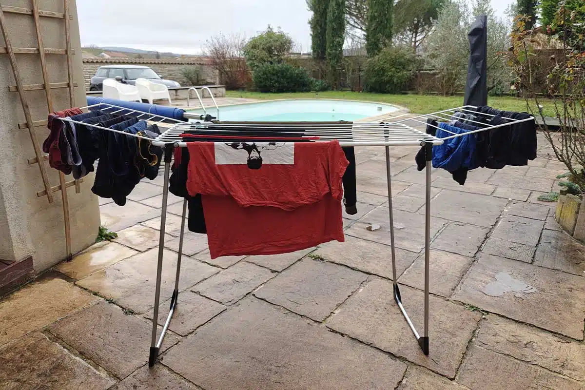 Du linge sèche sur un tancarville.