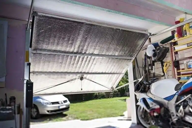 Une voiture qui entre dans un garage dont la porte est isolée.