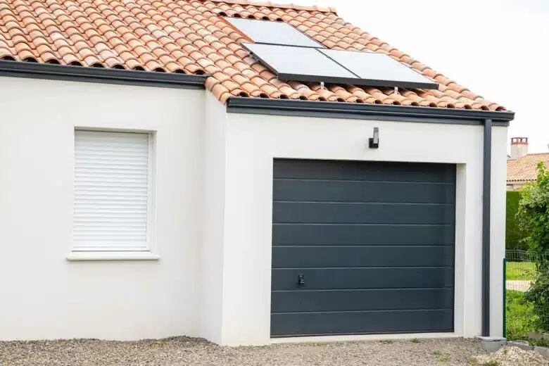 La porte de garage d'une maison.