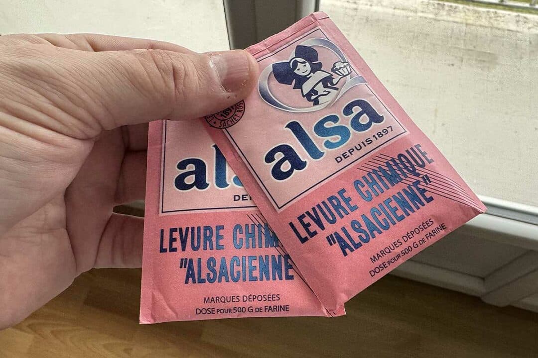 Des sachets de levure chimique.