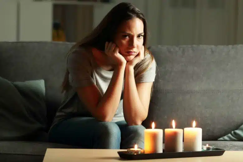 Une femme énervée d'une coupure de courant.