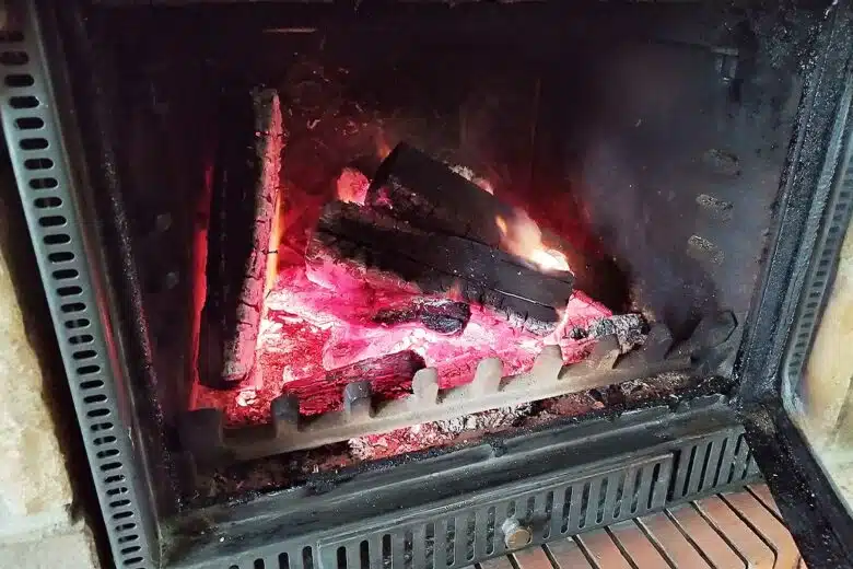 Un feu de cheminée.