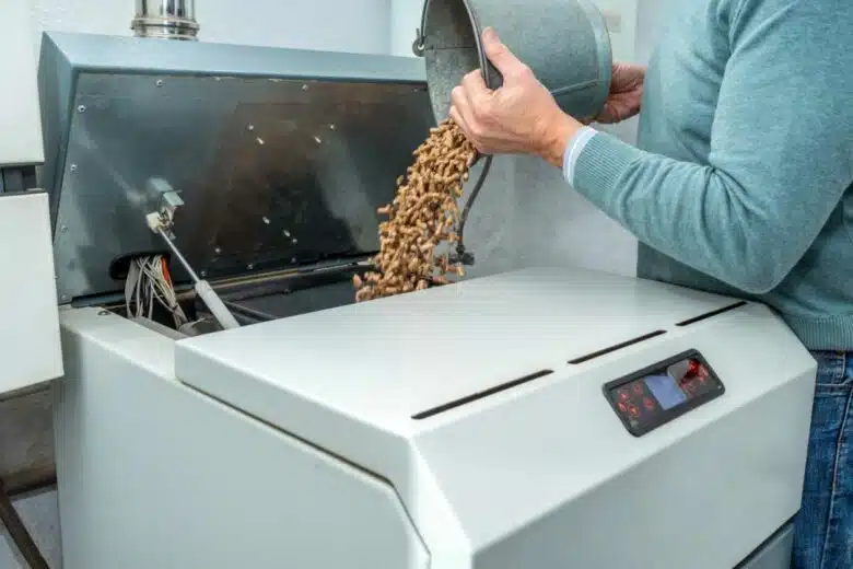 Une chaudière biomasse rechargée en pellets.