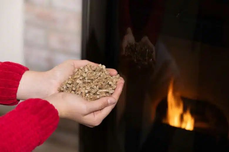 Des granulés de bois devant un poêle.