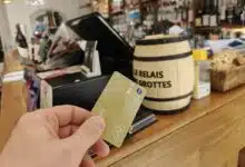 Un paiement de restaurant au comptoir.