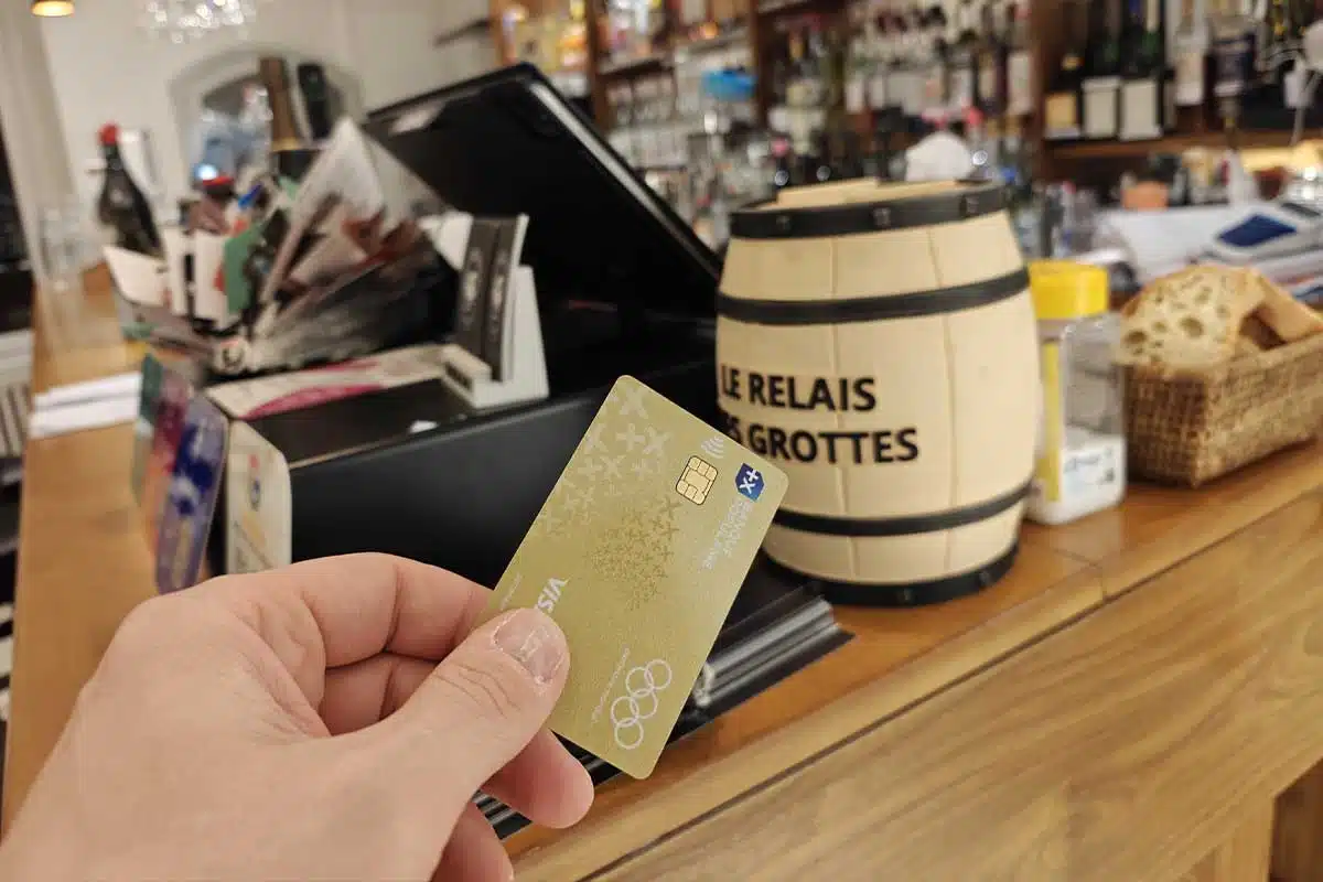 Un paiement de restaurant au comptoir.