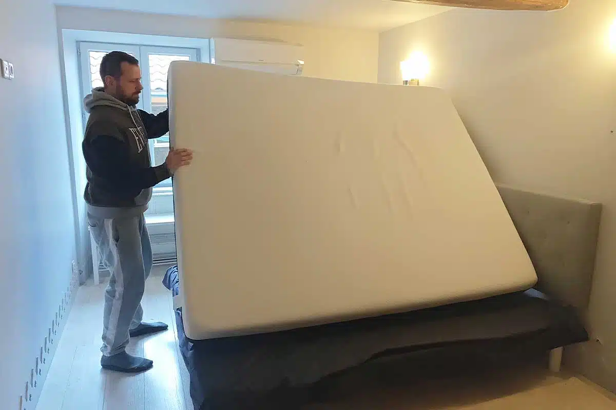 La face été d'un matelas