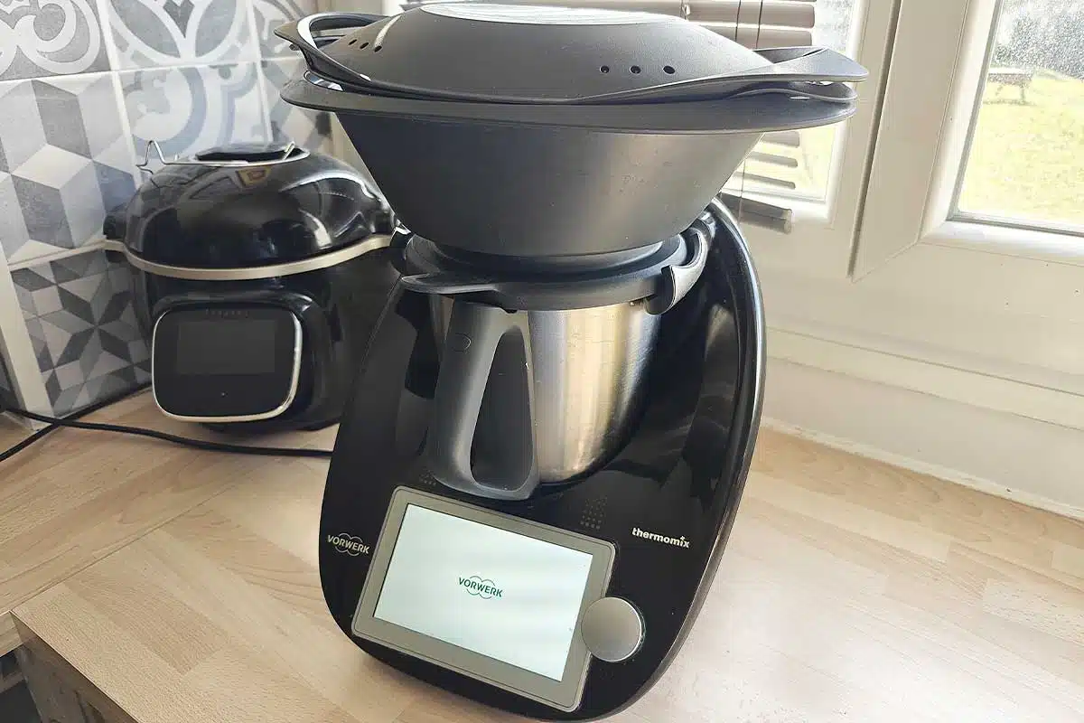 Un Thermomix sur un plan de travail dans une cuisine.