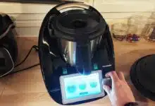 Une personne utilise un Thermomix.