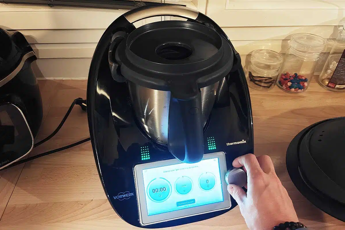 Une personne utilise un Thermomix.