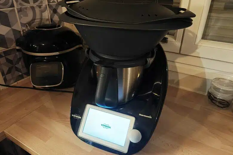 Un Thermomix sur le plan de travail d'une cuisine.