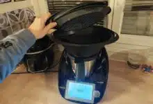 Une personne manipule un Thermomix.