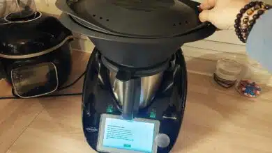 Un Thermomix placé sur un plan de travail dans une cuisine.