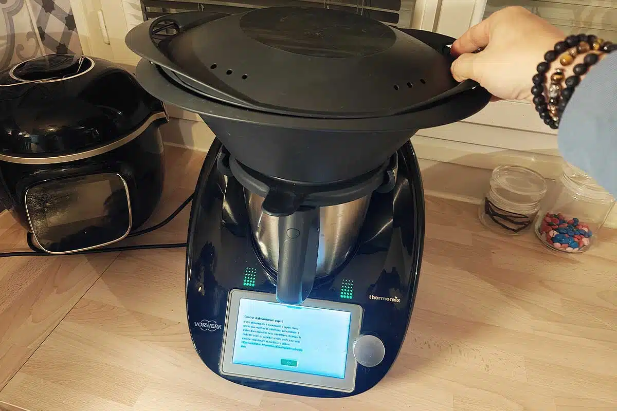 Un Thermomix placé sur un plan de travail dans une cuisine.