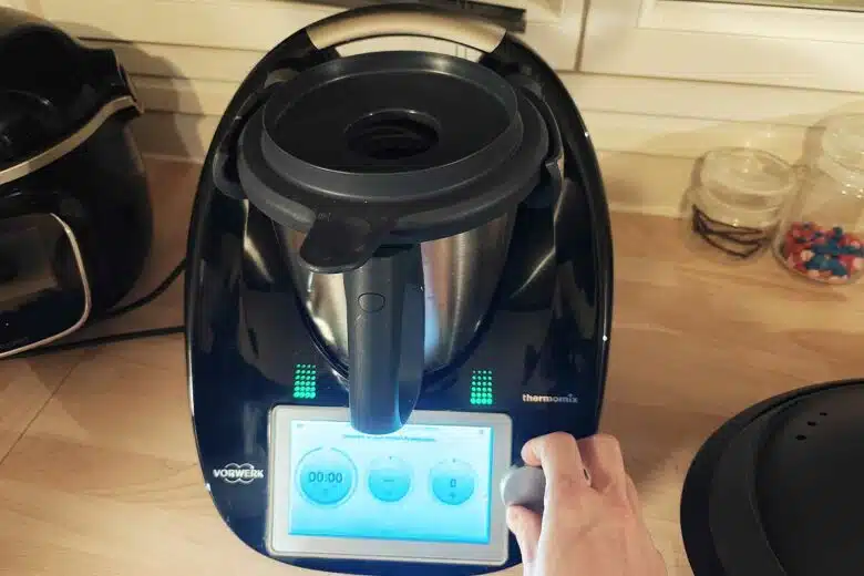 Une personne effectue des réglages sur son Thermomix.