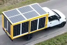 Un véhicule électrique avec des panneaux solaires.