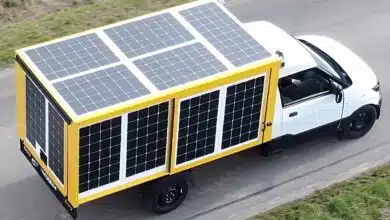 Un véhicule électrique avec des panneaux solaires.