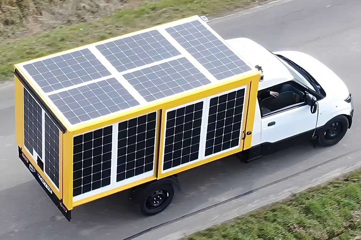 Un véhicule électrique avec des panneaux solaires.