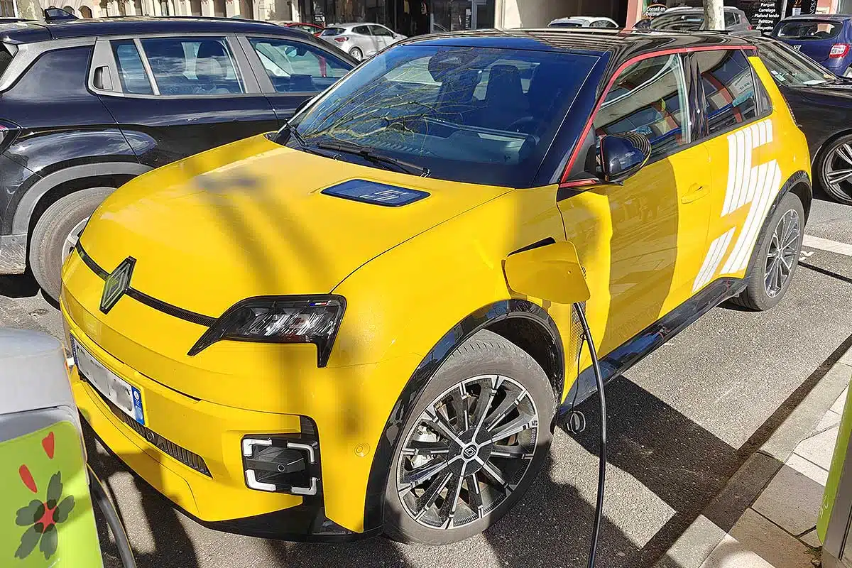 La Renault 5 E-Tech dans sa robe jaune.