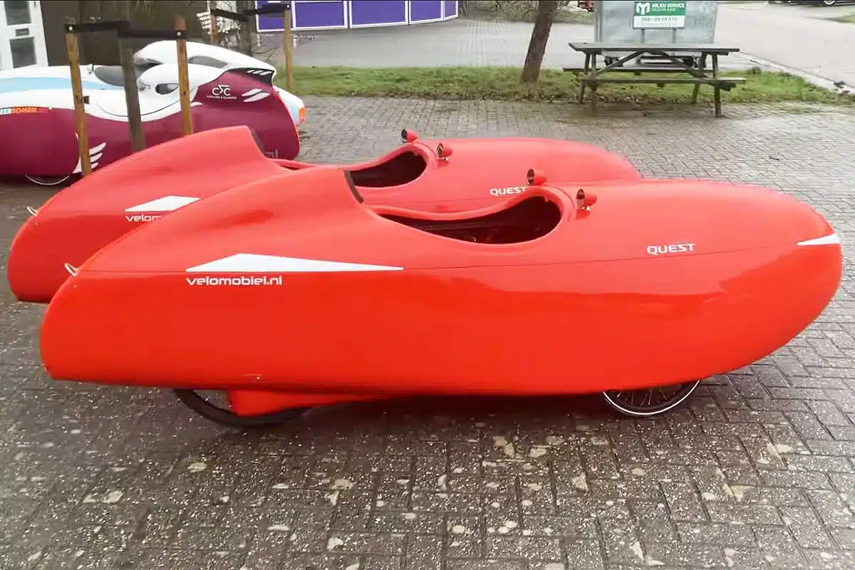 Des vélomobiles Velomobiel.nl sur le parking de l'atelier.