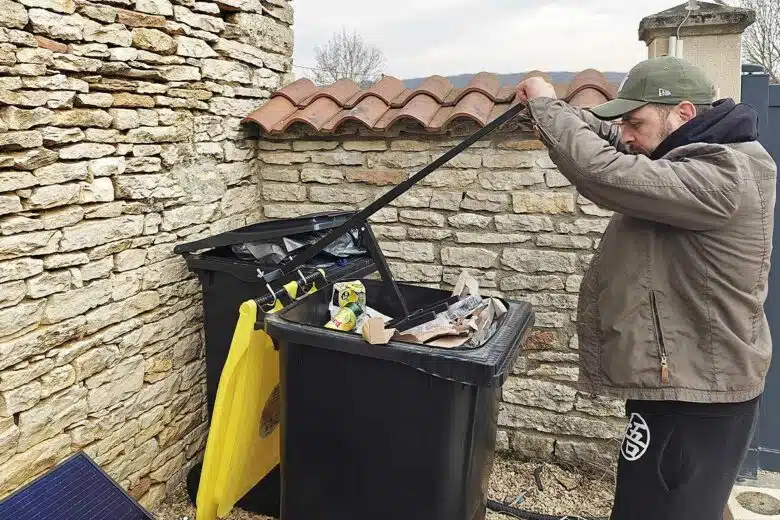 Compactage de déchets dans la poubelle jaune.