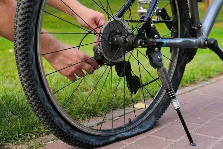 Un pneu de vélo à plat.