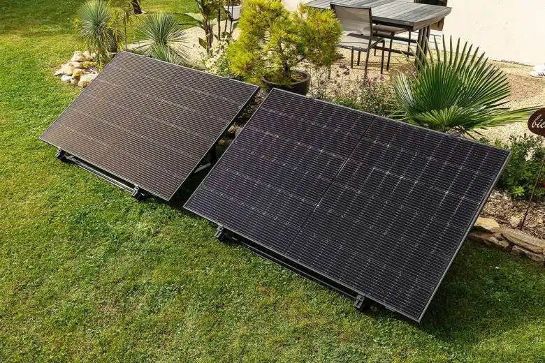 Des panneaux solaires installés dans le jardin.