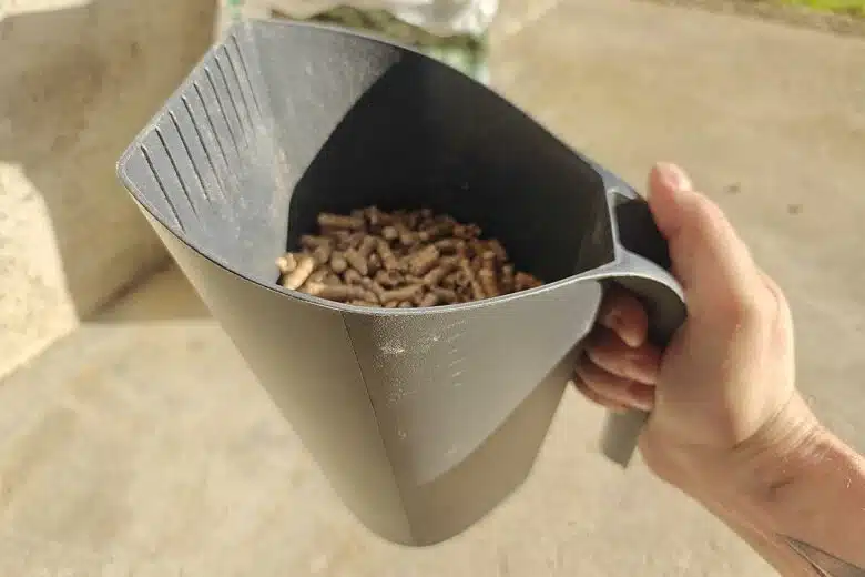 Une pelle pouvant contenir 1,5 kg de pellets.