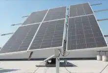 Un tracker solaire avec 6 panneaux.