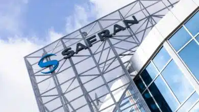 Un bâtiment avec le logo de Safran.