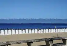 Des sacs de sable sur une plage pour limiter la montée des eaux.