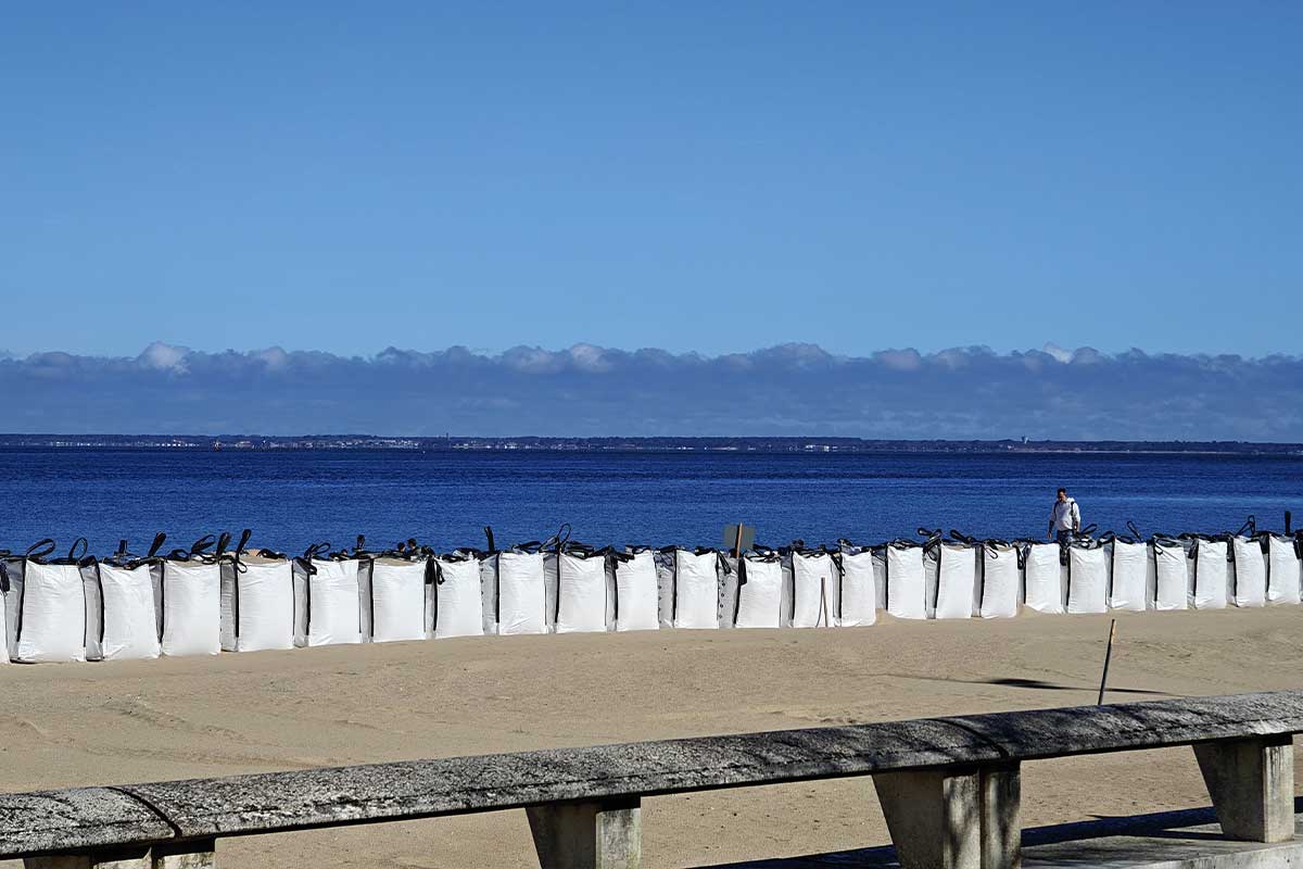 Des sacs de sable sur une plage pour limiter la montée des eaux.