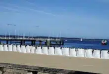 Des sacs de sable en ligne sur une plage.