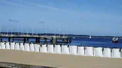 Des sacs de sable en ligne sur une plage.