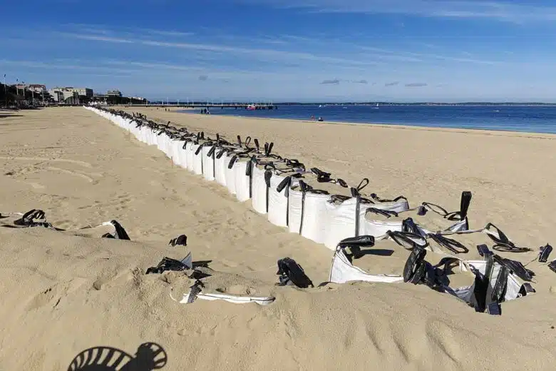 Des sacs de sable pour limiter la montée des eaux.