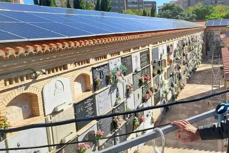 Un cimetière Espagnol avec des panneaux solaires.