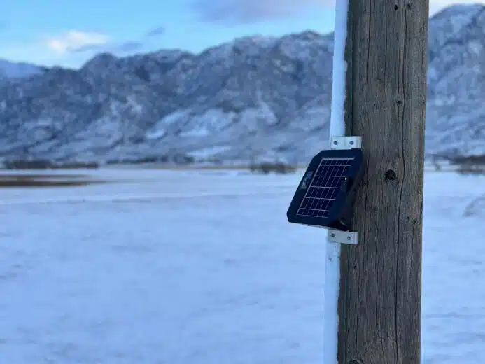 Un boitier Gridware sur un poteau électrique.