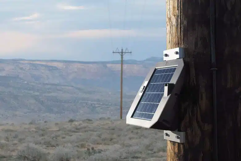 Un boitier solaire installé sur un poteau électrique.