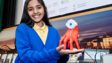 Une jeune fille présentant son invention, un bracelet lumineux.