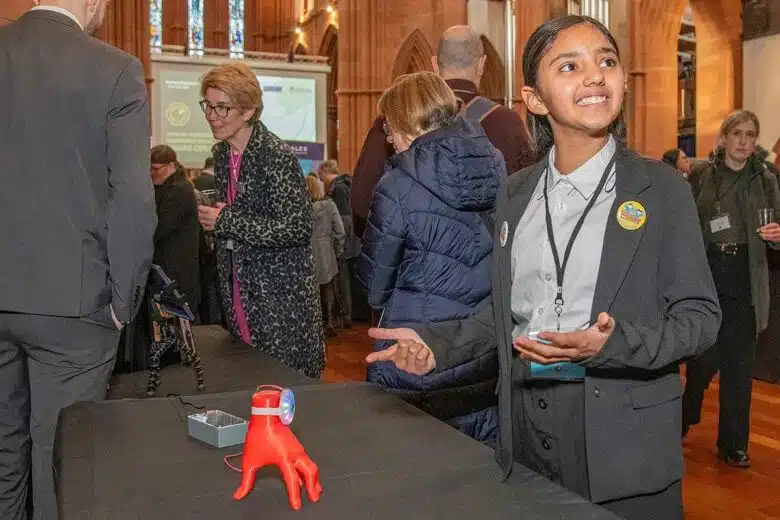 Zoeya Khan présentant son invention lors du concours Primary Engineer.